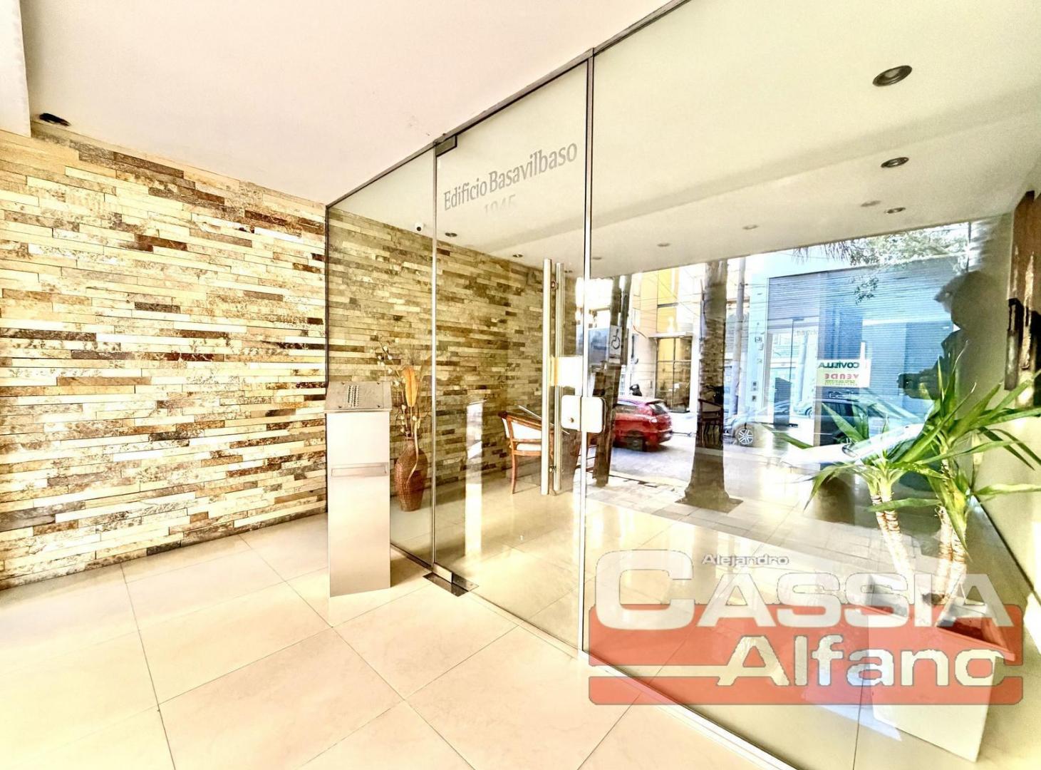 Foto de DEPARTAMENTO 5 AMBIENTES AL FRENTE CAT. 2 COCHERAS Y BAULERA 204m2, imagen 2