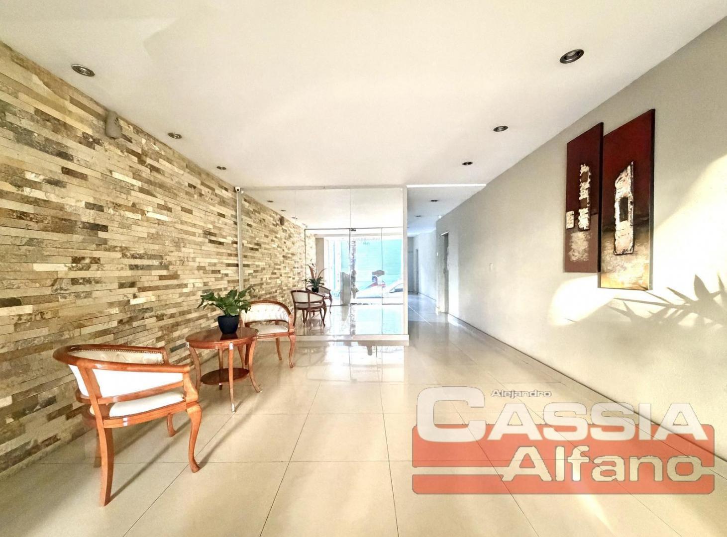 Foto de DEPARTAMENTO 5 AMBIENTES AL FRENTE CAT. 2 COCHERAS Y BAULERA 204m2, imagen 3