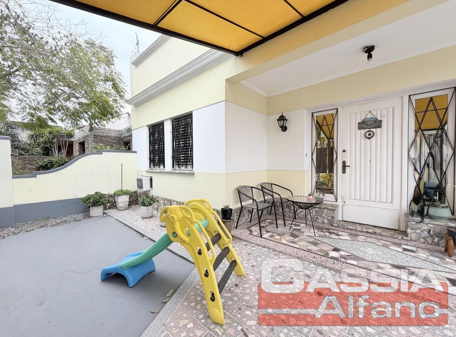 Foto de CASA LOTE PROPIO CON JARDIN, DOS DORMIT. FONDO LIBRE CON QUINCHO Y, imagen 1