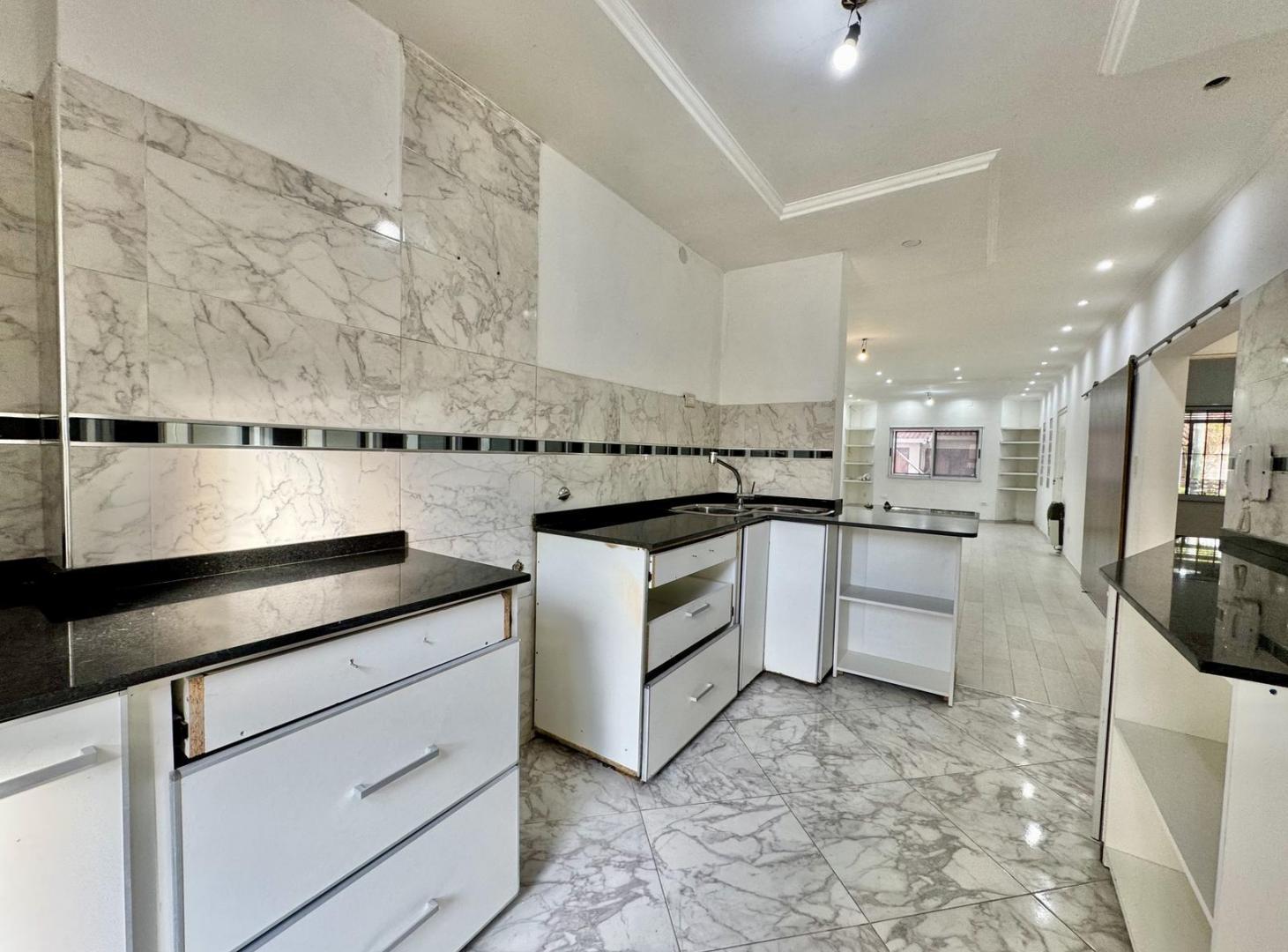 Foto de CASA AL FRENTE 3 AMBIENTES, DOS BAÑOS, CON COCHERA, FONDO LIBRE Y, imagen 3