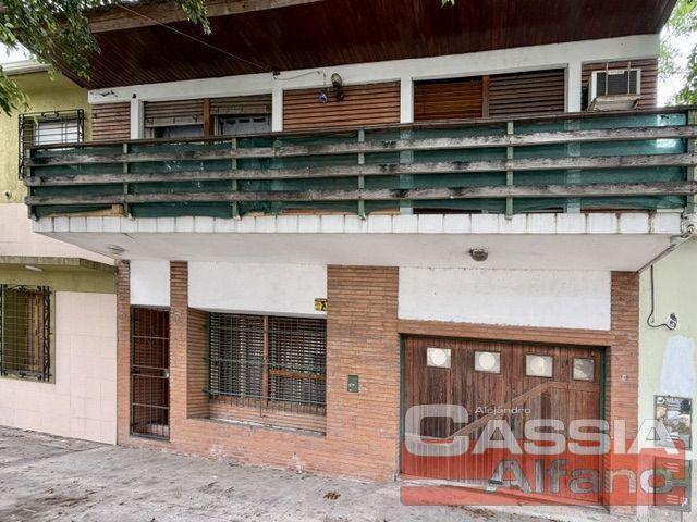Foto de DOS CASAS SOBRE UN LOTE VENTA EN BLOCK, 3 AMBIENTES CADA UNA PATIO Y, imagen 2