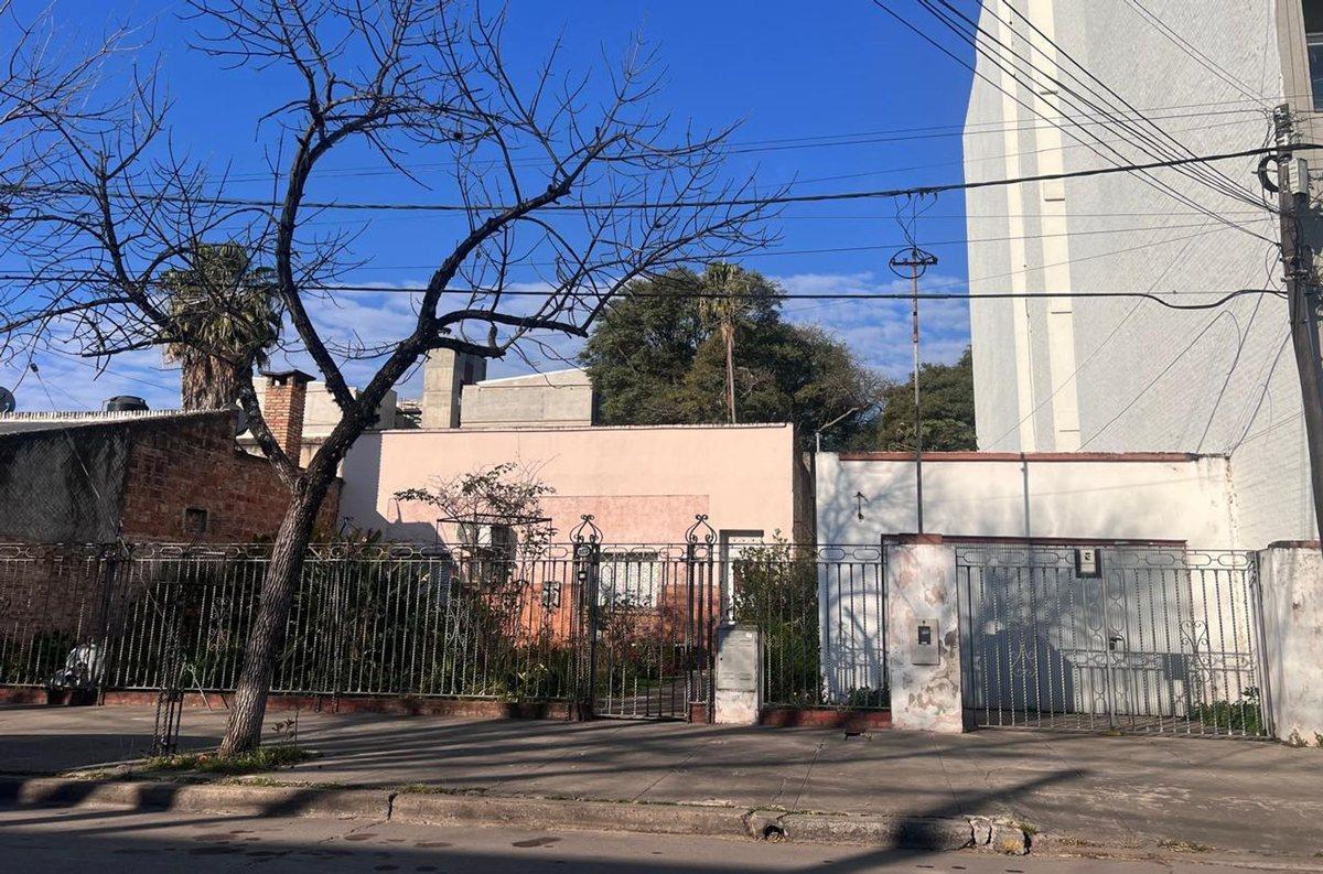 VENTA CASA a refaccionar c/ amplio terreno- Centro