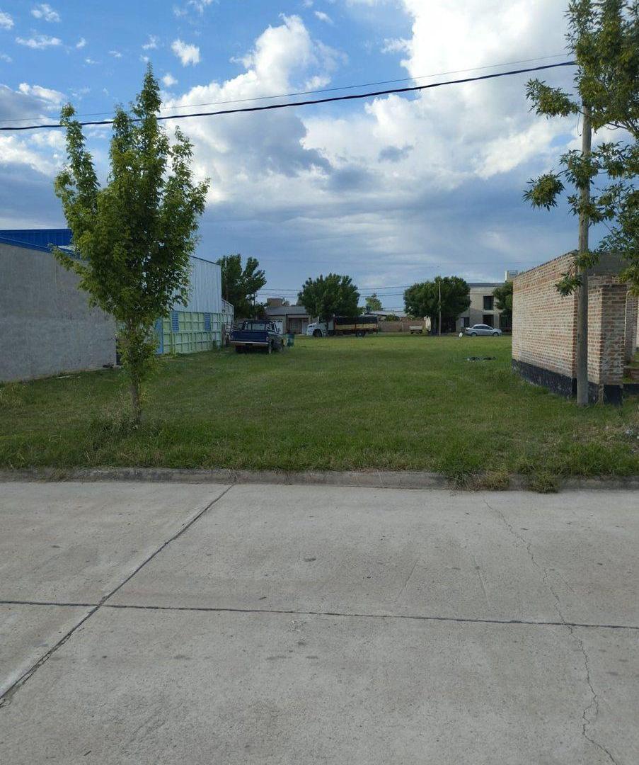 VENTA TERRENO - LOCALIDAD DE HUMBOLDT.-