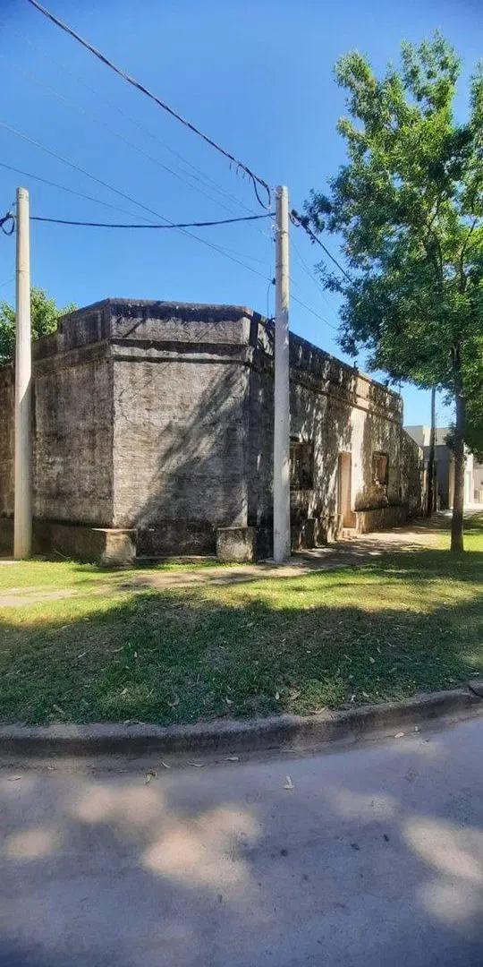 Venta casa a refaccionar sobre esquina 3