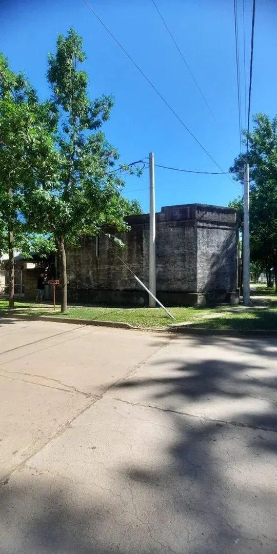 Venta casa a refaccionar sobre esquina 2