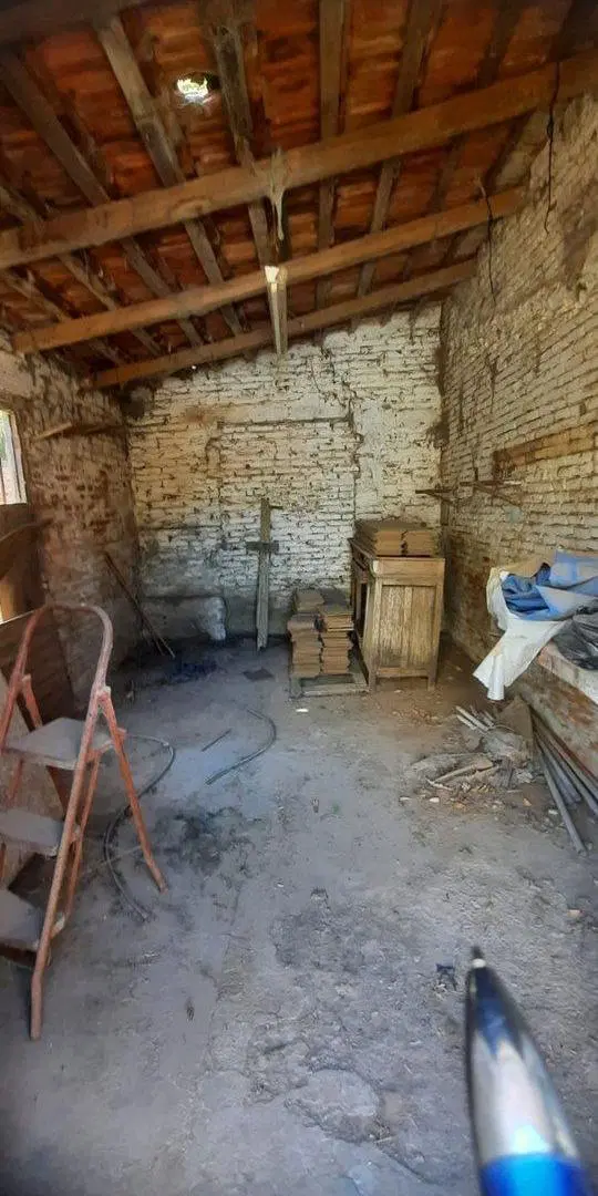Venta casa a refaccionar sobre esquina 4