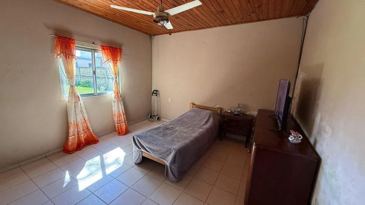 VENTA Casa dos dormitorios y gran terreno. 5