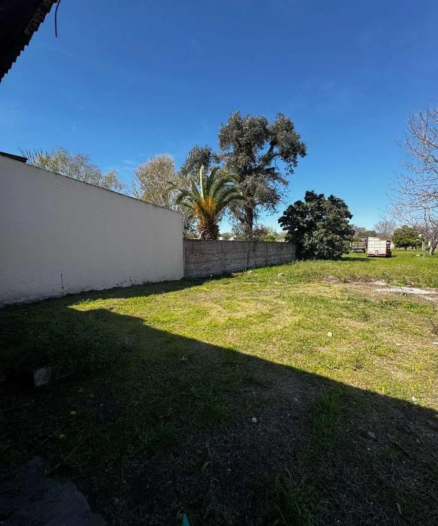 VENTA CASA a refaccionar con gran terreno 2