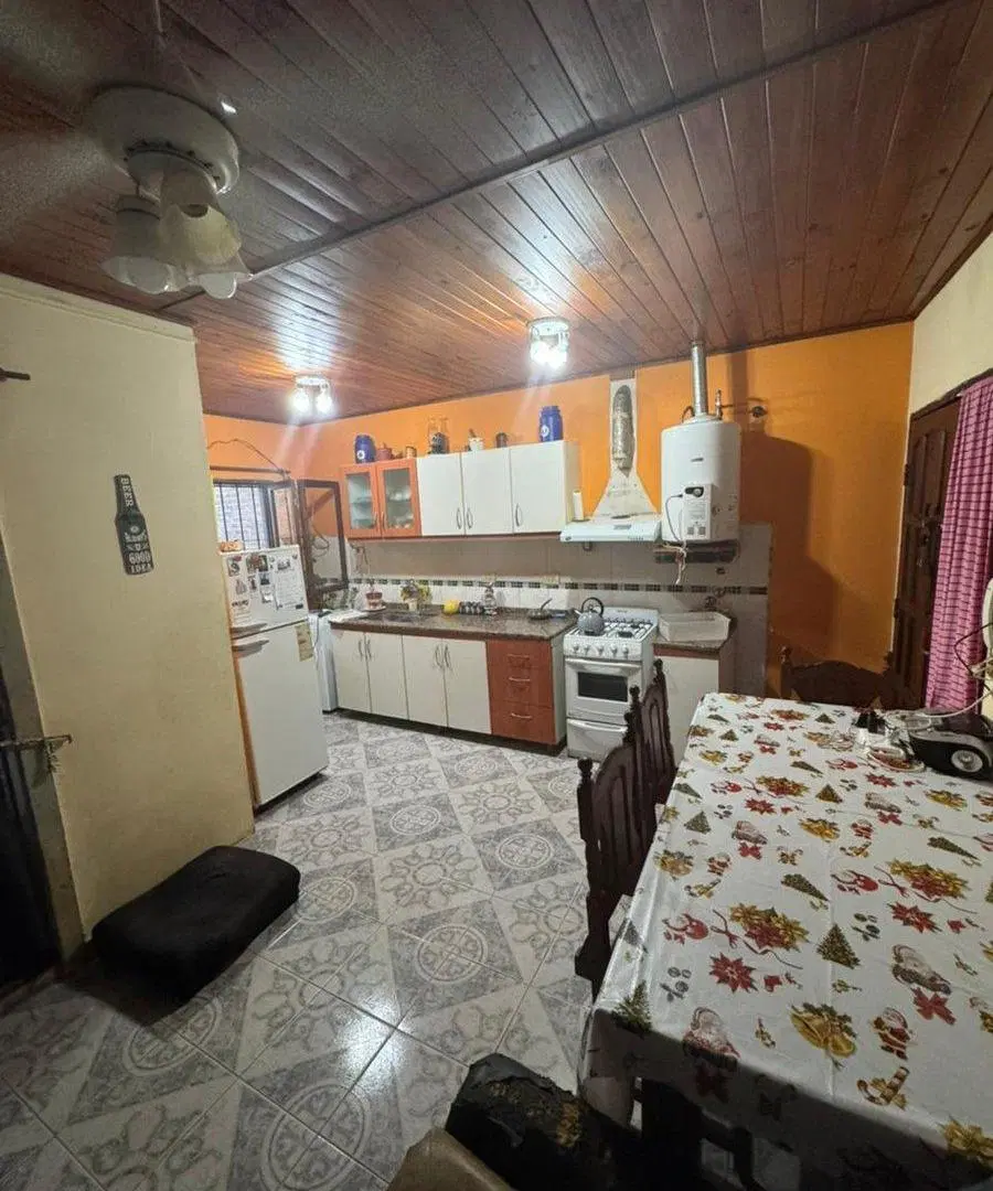 VENTA CASA TRES DORMITORIOS - BARRIO CENTRO 2