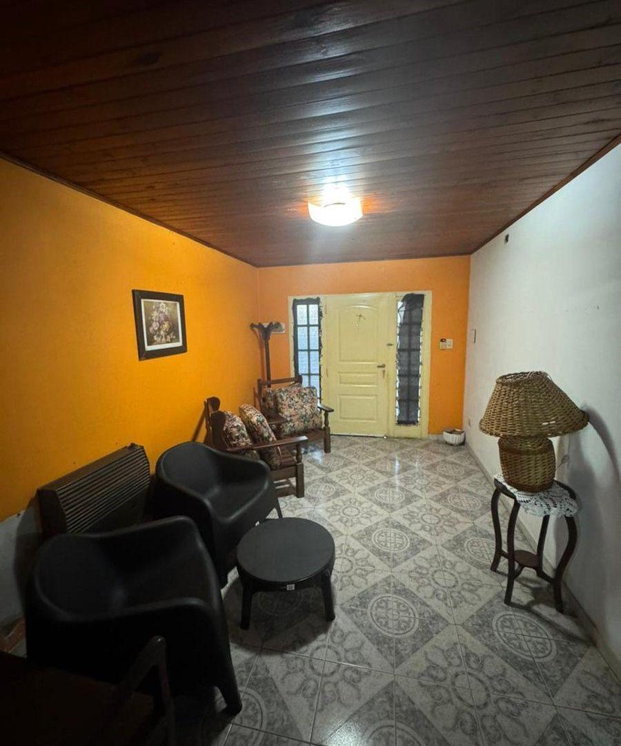 VENTA CASA TRES DORMITORIOS - BARRIO CENTRO