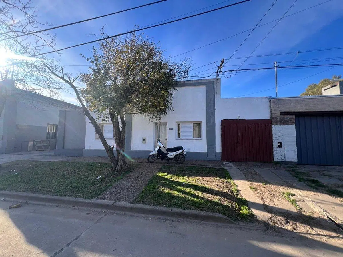 VENTA CASA tres dormitorios - Barrio sur.- 4