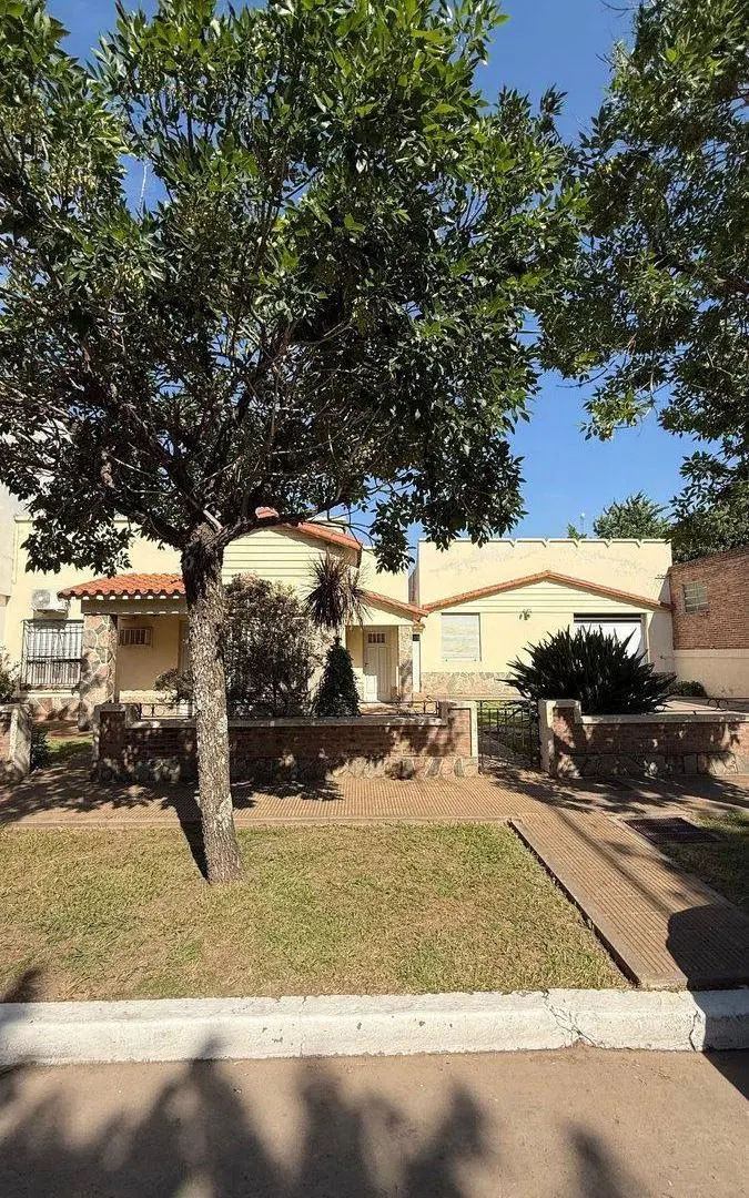 Venta de casa con galpon en Franck 2