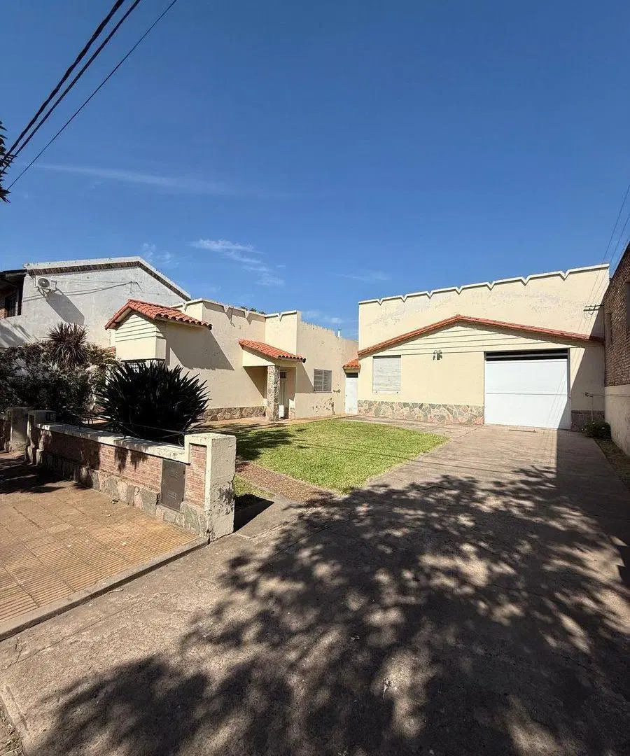 Venta de casa con galpon en Franck 4