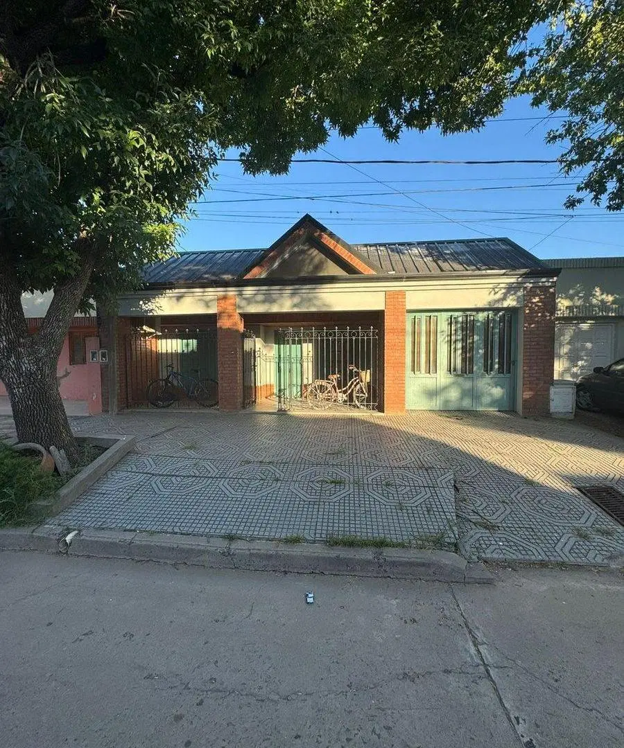 VENTA CASA 4 DORMITORIOS - BARRIO ESTE.- 2