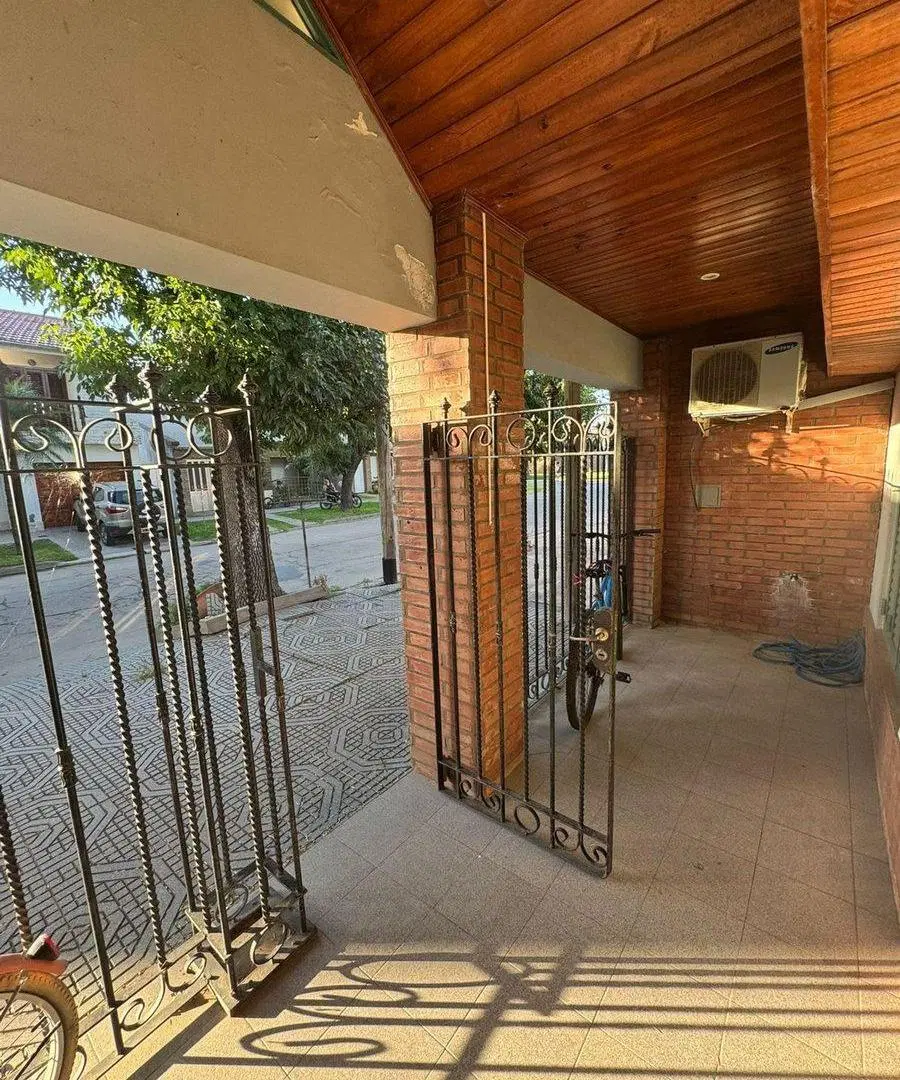 VENTA CASA 4 DORMITORIOS - BARRIO ESTE.- 4