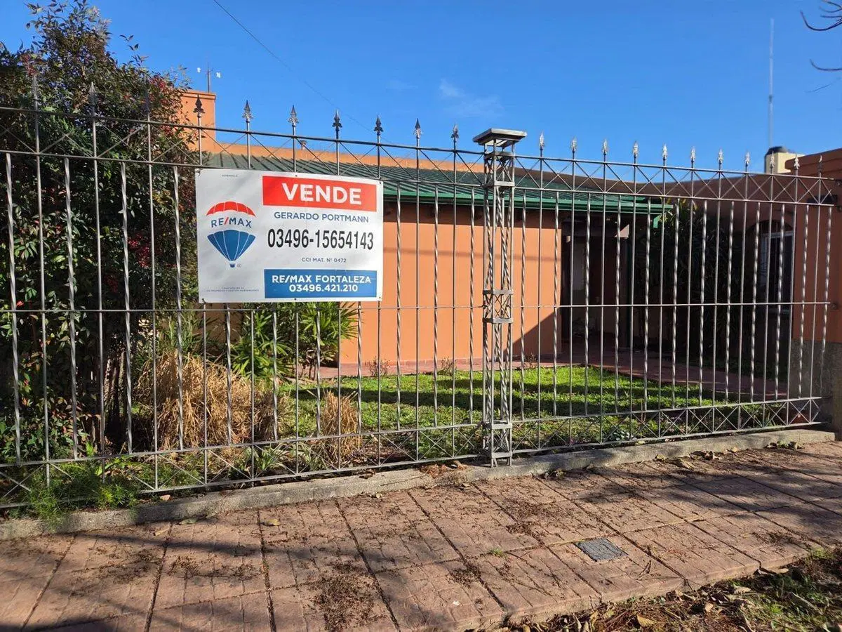 VENTA DE CASA CON 3 DORMITORIOS, PILETA Y QUINCHO 5