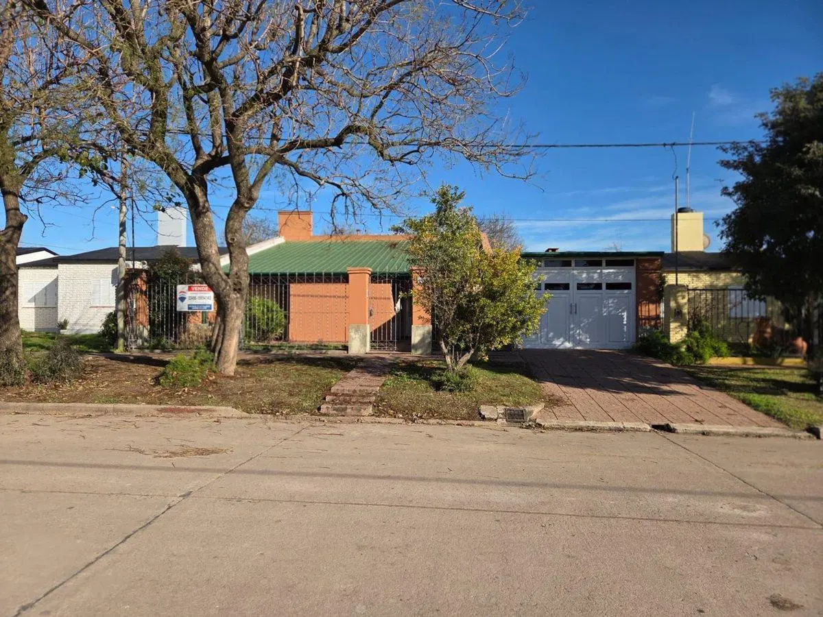 VENTA DE CASA CON 3 DORMITORIOS, PILETA Y QUINCHO 3