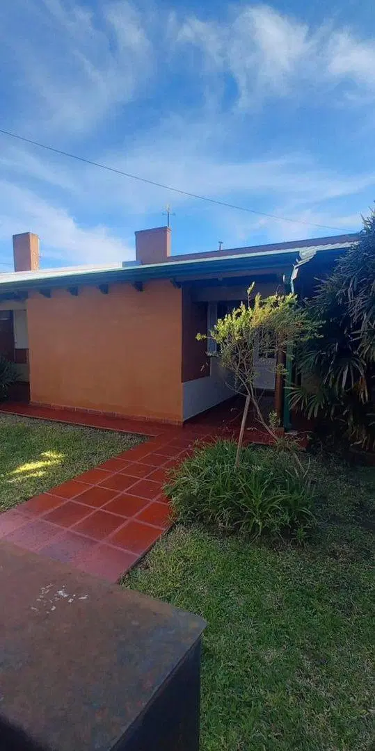 VENTA DE CASA CON 3 DORMITORIOS, PILETA Y QUINCHO 4