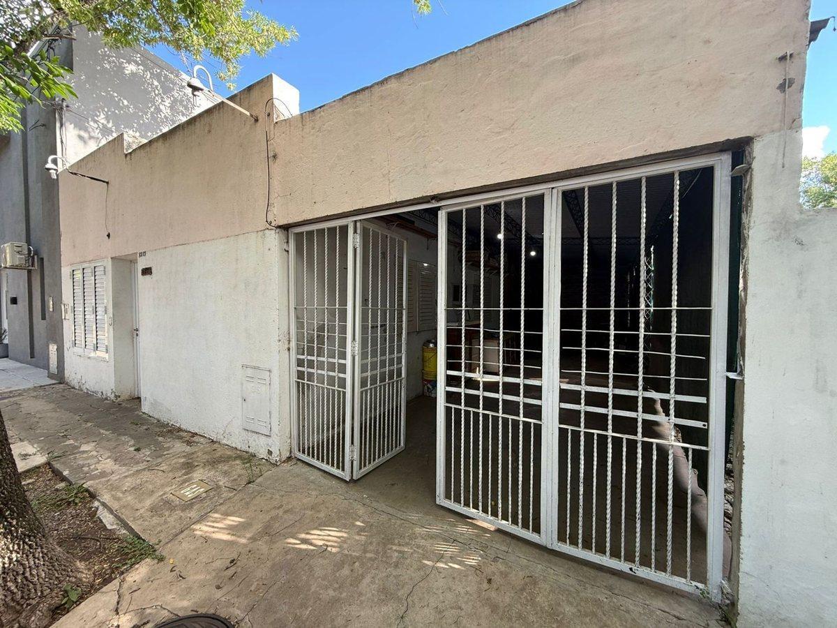 VENTA CASA DOS DORMITORIOS - BARRIO OESTE