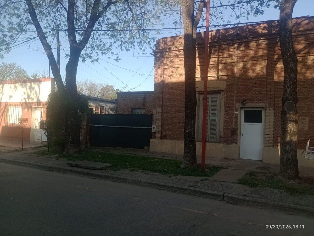 VENTA CASA 2 DORMITORIOS - ZONA CENTRO.-