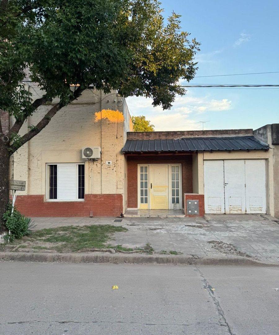 VENTA CASA TRES DORMITORIOS - BARRIO CENTRO