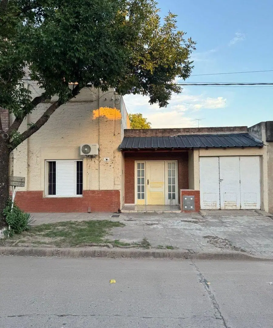 VENTA CASA TRES DORMITORIOS - BARRIO CENTRO 2