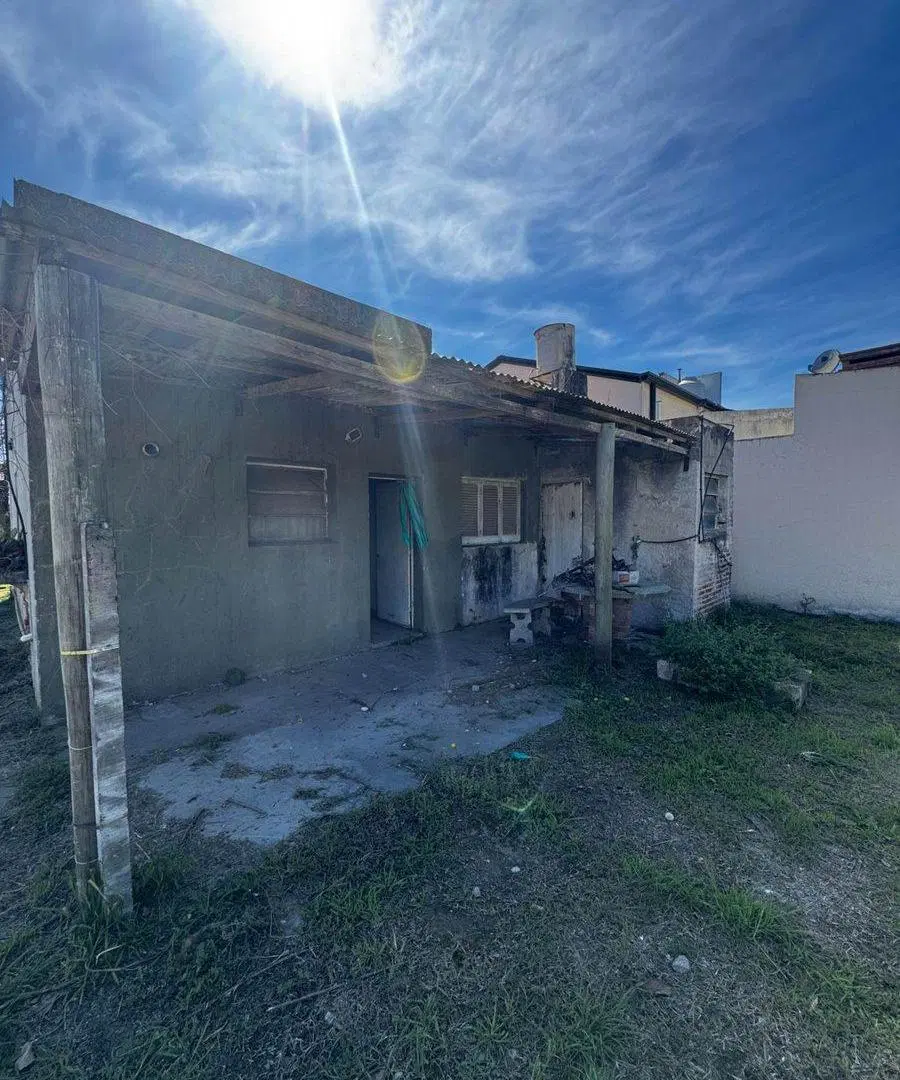 VENTA CASA a refaccionar con gran terreno 4