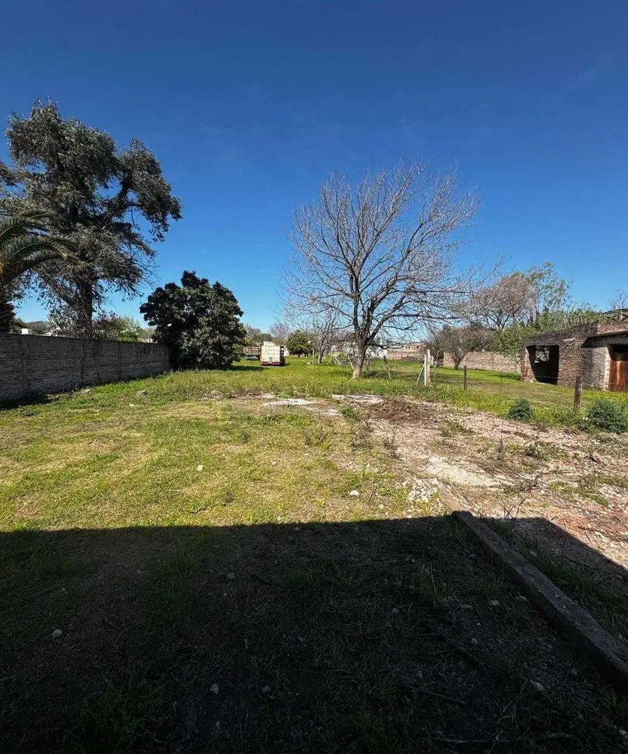 VENTA CASA a refaccionar con gran terreno 2