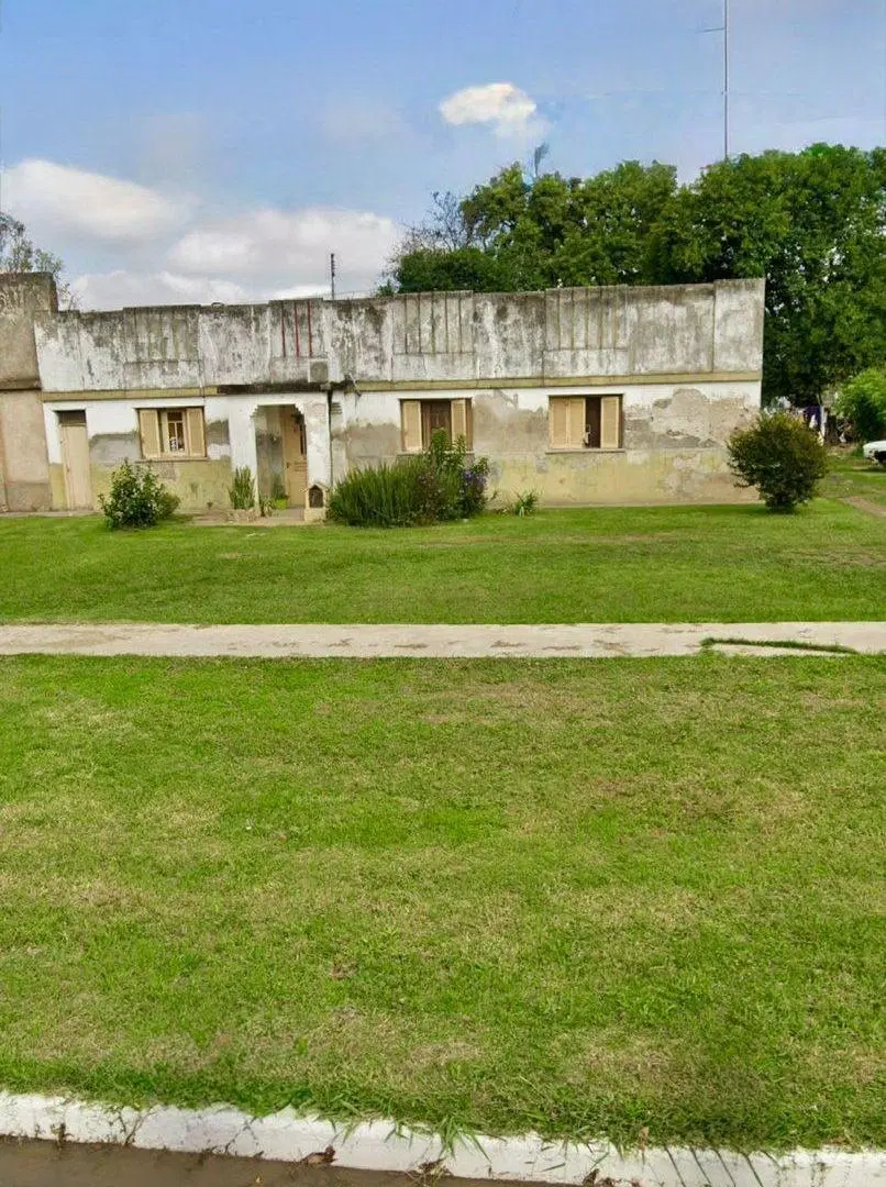 VENTA DE CASA A REFACCIONAR CON GRAN LOTE - TORINO 4