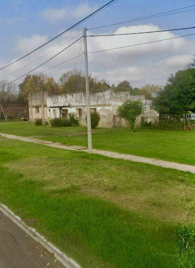 VENTA DE CASA A REFACCIONAR CON GRAN LOTE - TORINO
