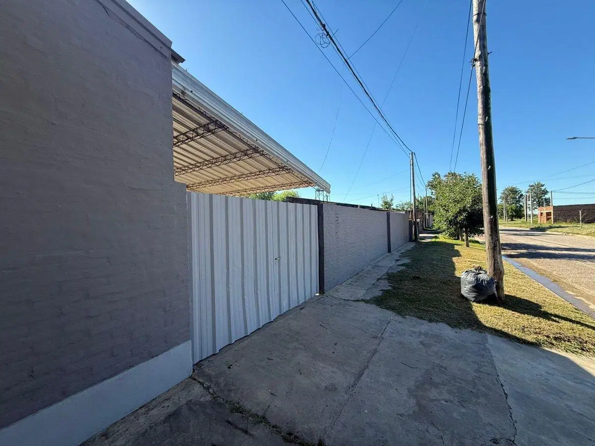 VENTA CASA 2 DORMITORIOS BARRIO ESTE 3
