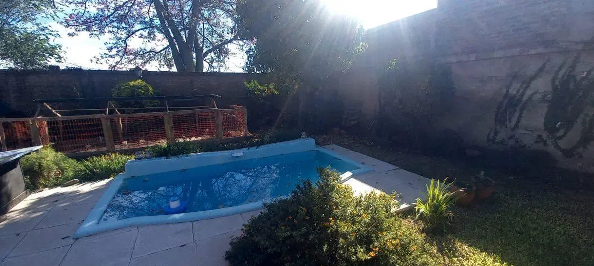 VENTA DE CASA CON 3 DORMITORIOS, PILETA Y QUINCHO 4