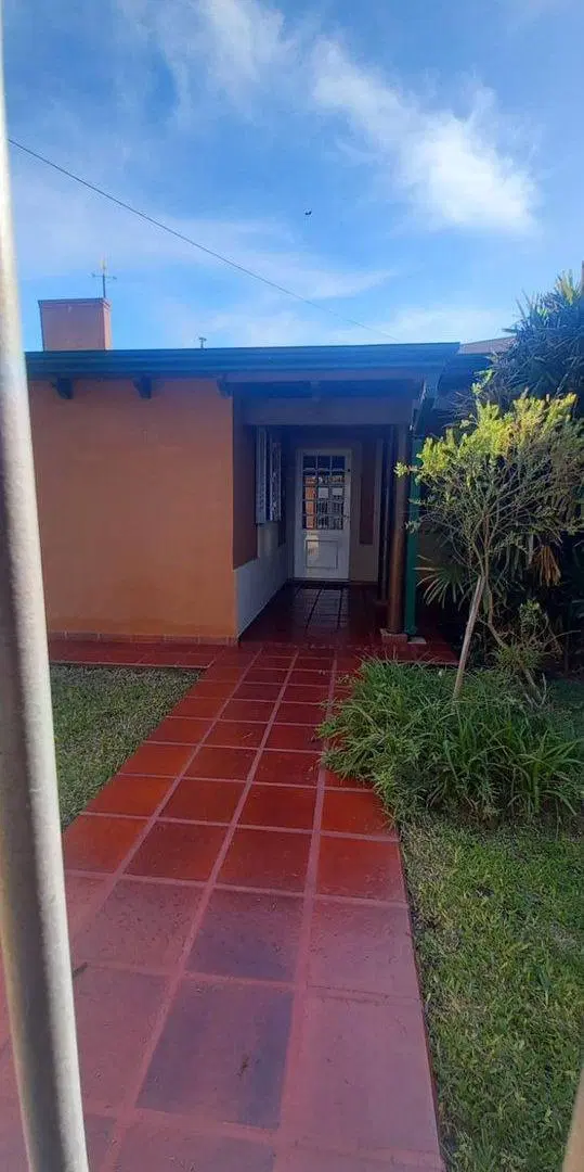 VENTA DE CASA CON 3 DORMITORIOS, PILETA Y QUINCHO 3