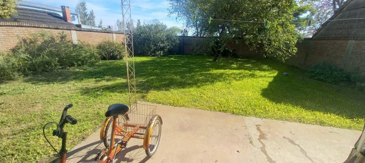 VENTA CASA 3 DORMITORIOS y AMPLIO PATIO VERDE 3