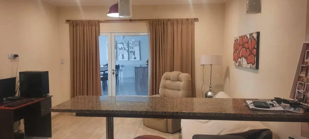 Venta casa con dos locales en Pilar 3