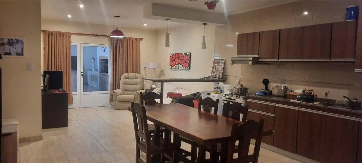 Venta casa con dos locales en Pilar 2