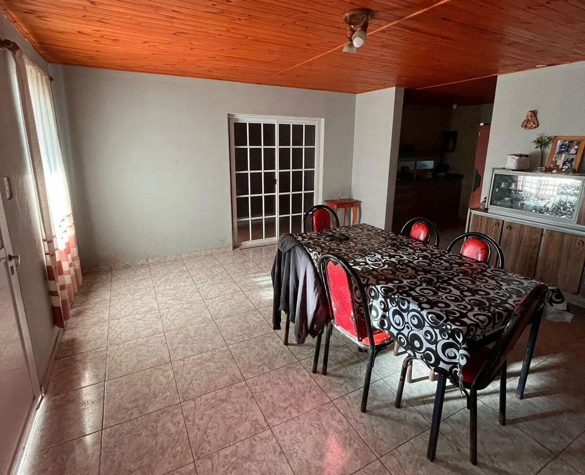 VENTA DE CASA CON AMPLIO TERRENO EN PILAR 2