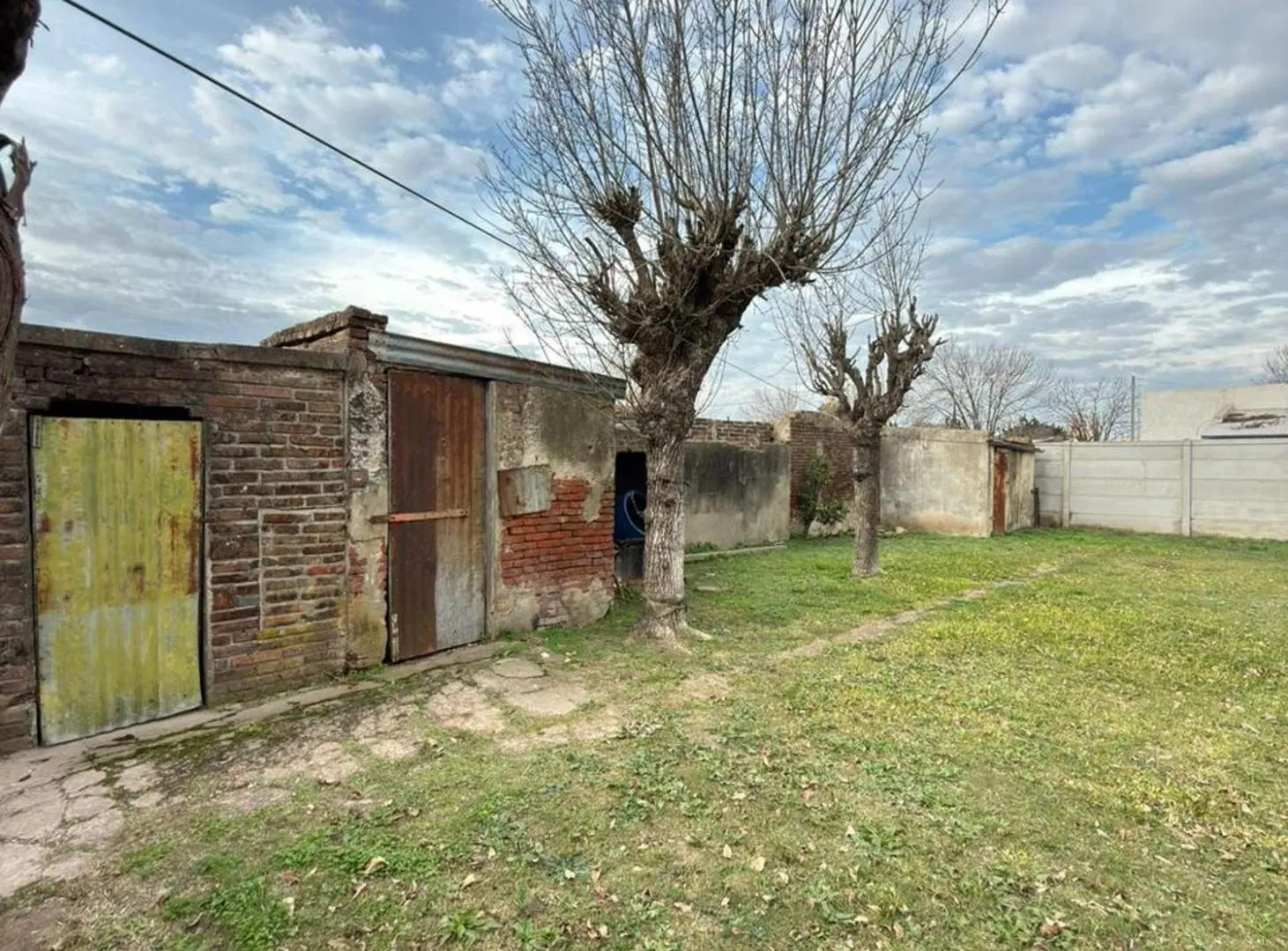 VENTA DE CASA CON AMPLIO TERRENO EN PILAR 8