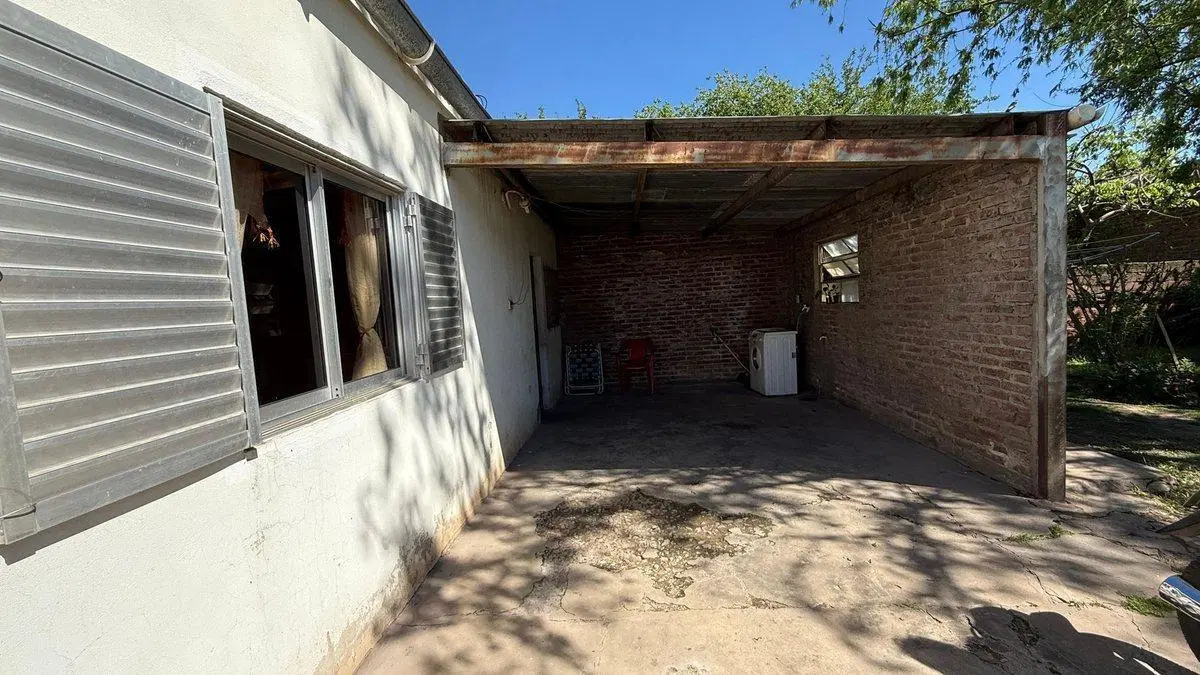 VENTA Casa dos dormitorios y gran terreno. 2