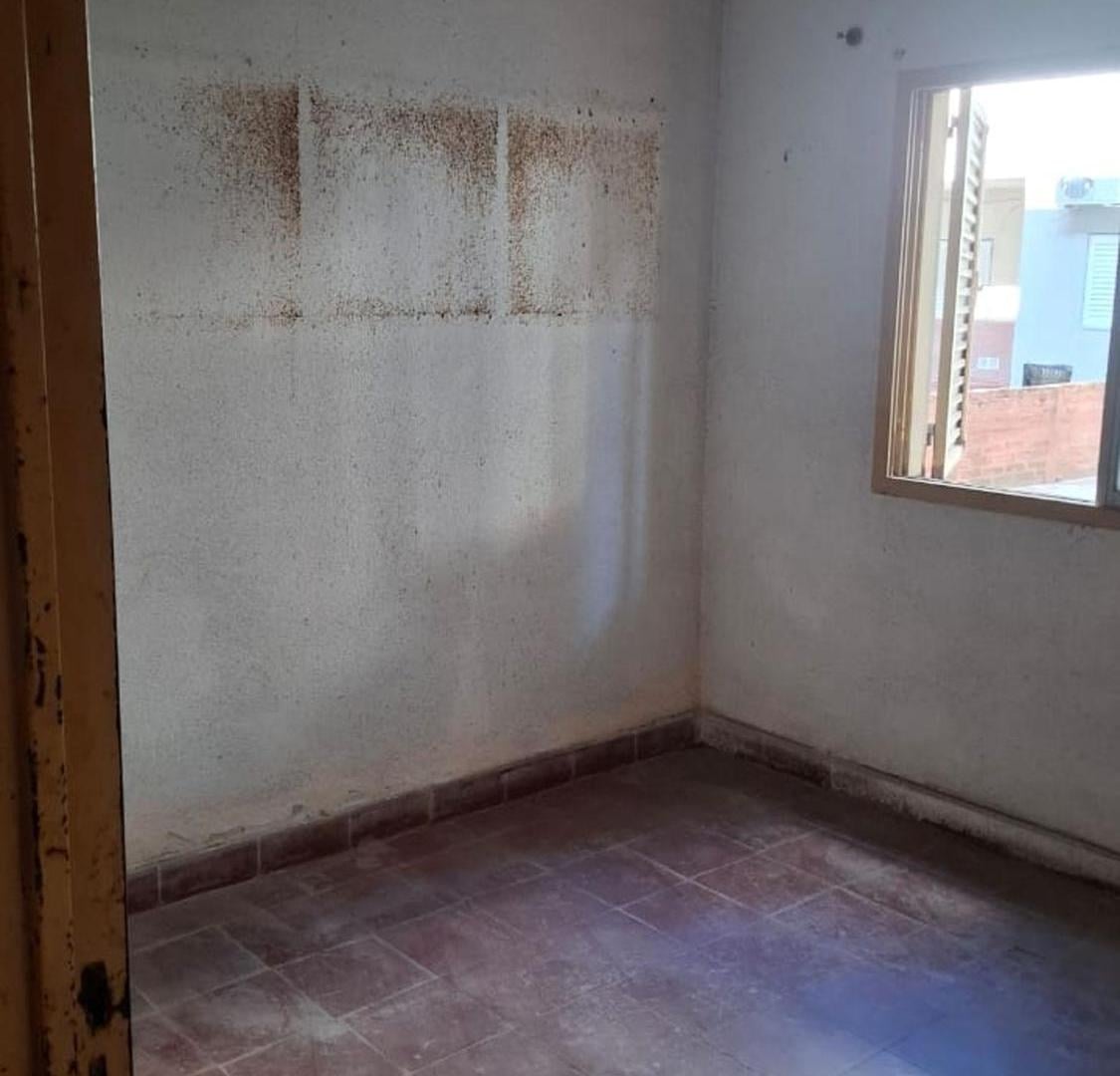 Foto de Venta dep de 4 dormitorios y 2 baños a Refaccionar, imagen 2