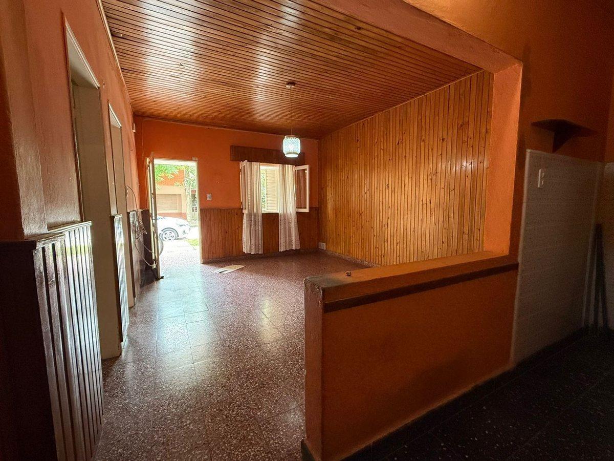 Foto de VENTA CASA DE DOS DORMITORIOS CON COCHERA CENTRO, imagen 1