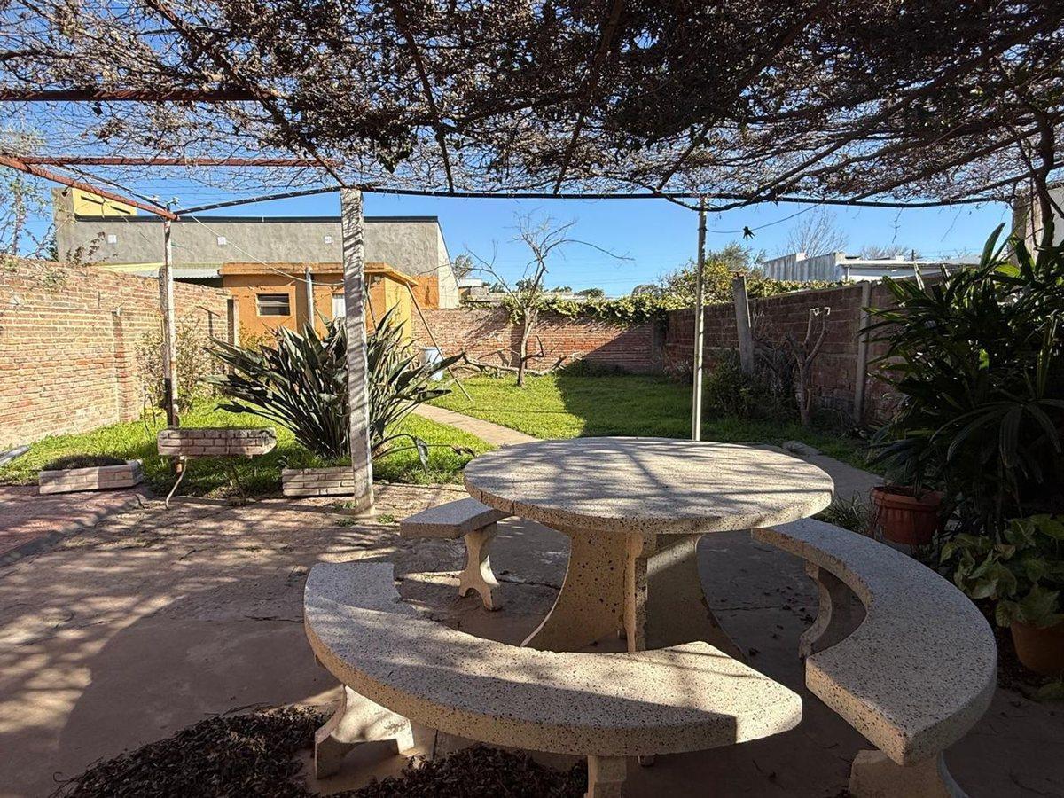 Foto de VENTA CASA DE DOS DORMITORIOS CON COCHERA CENTRO, imagen 2