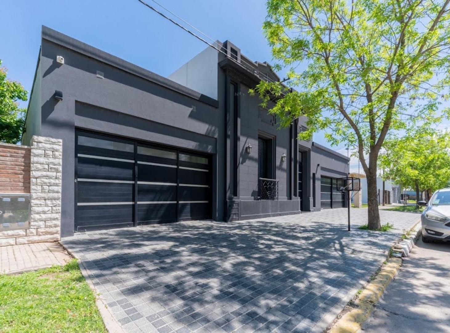 VENTA CASA C/PILETA, QUINCHO Y 3 COCHERAS -FRANCK
