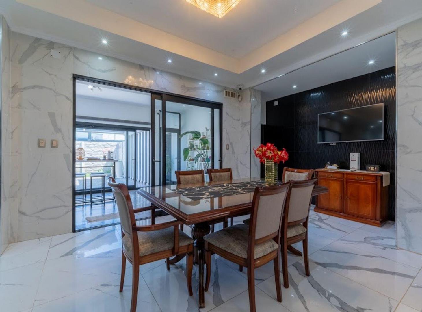 Foto de VENTA CASA C/PILETA, QUINCHO Y 3 COCHERAS -FRANCK, imagen 3