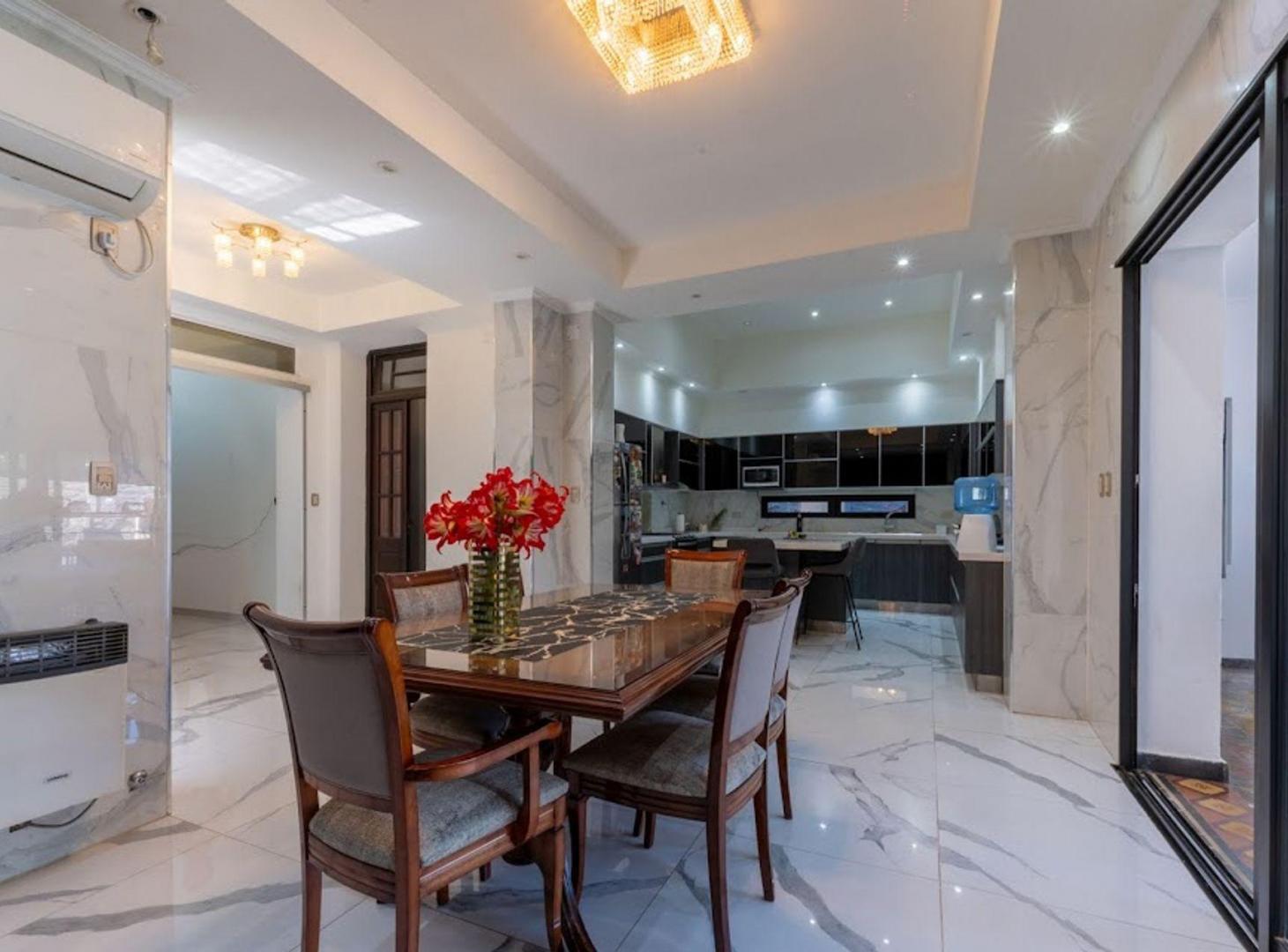 Foto de VENTA CASA C/PILETA, QUINCHO Y 3 COCHERAS -FRANCK, imagen 5