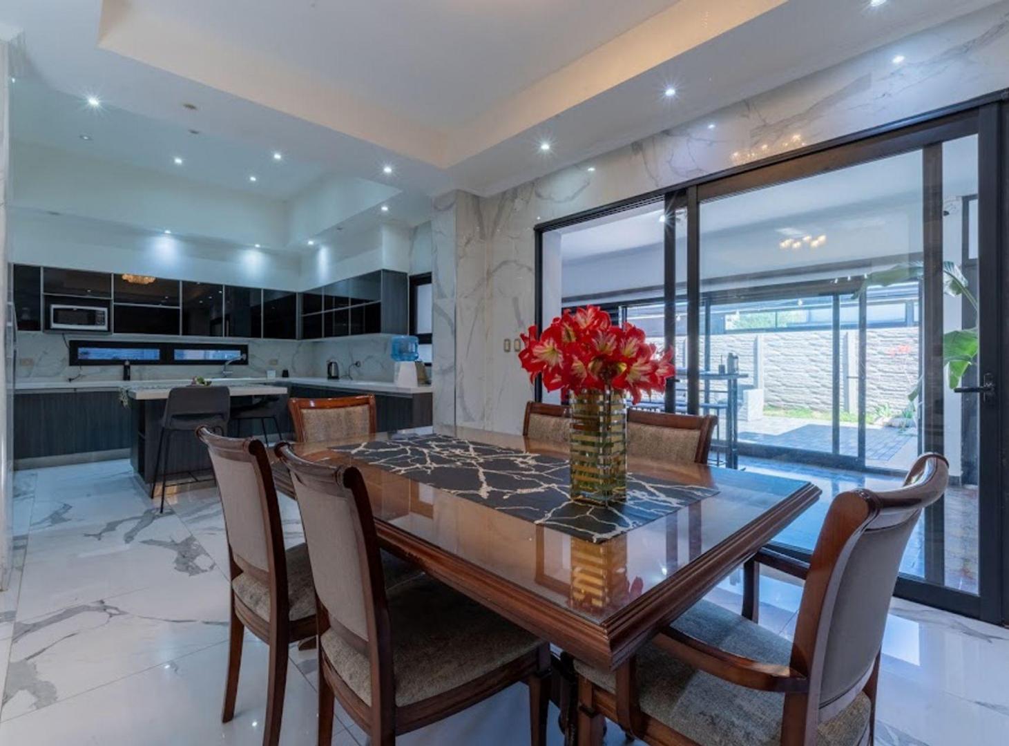 Foto de VENTA CASA C/PILETA, QUINCHO Y 3 COCHERAS -FRANCK, imagen 4