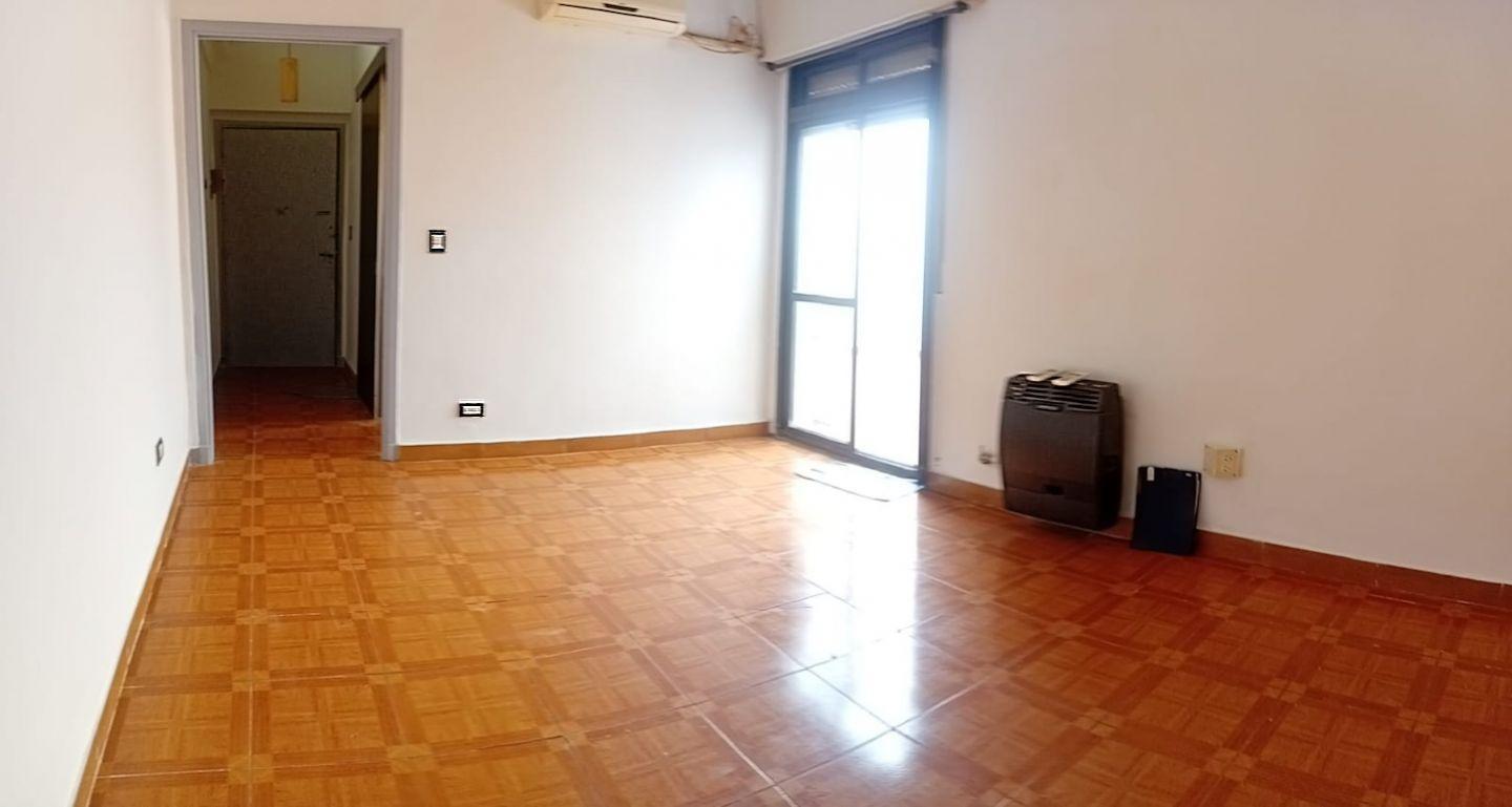 Valentín Gomez 3300 PB 2amb patio u$ 74.000
