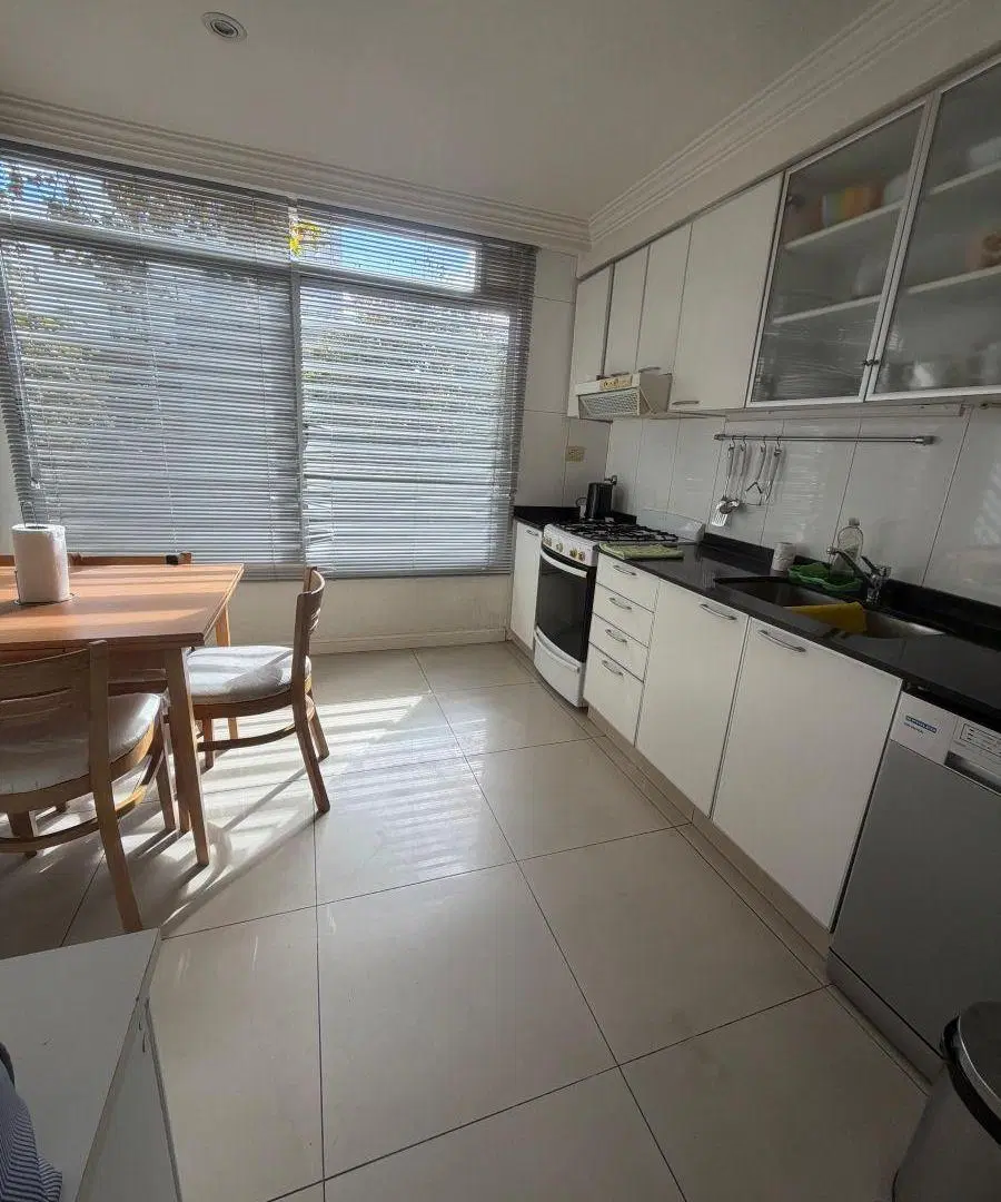 Impecable Triplex en Venta con Doble cochera cubierta y parrilla 2