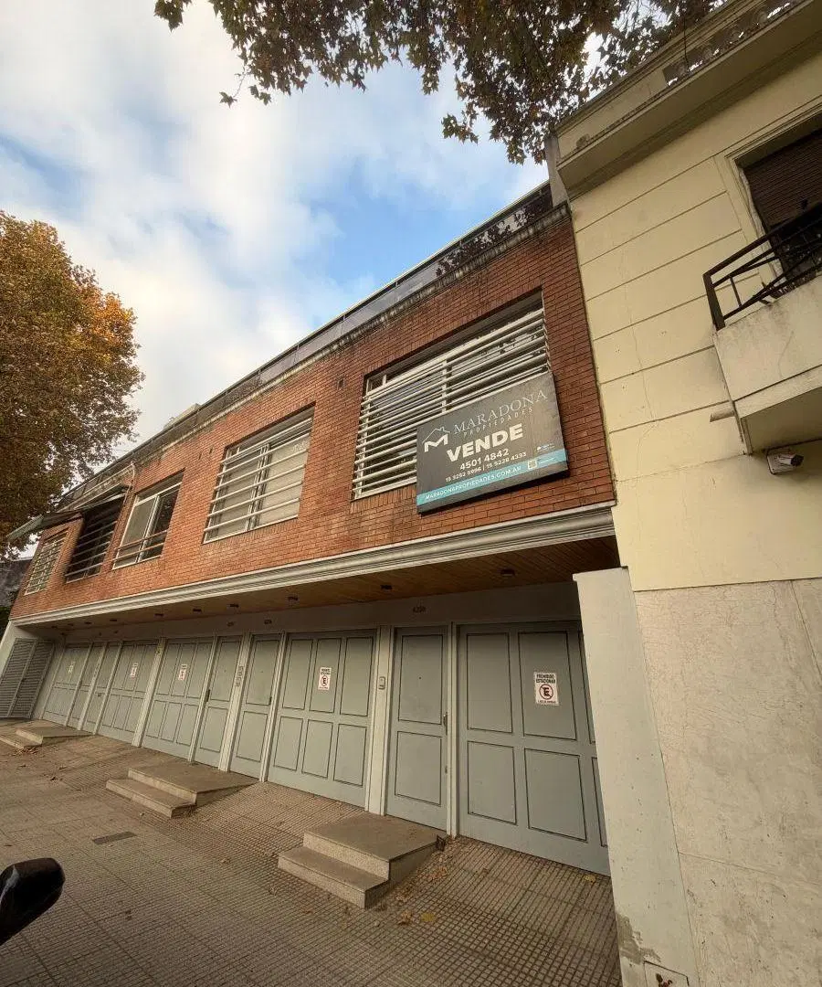 Impecable Triplex en Venta con Doble cochera cubierta y parrilla 4