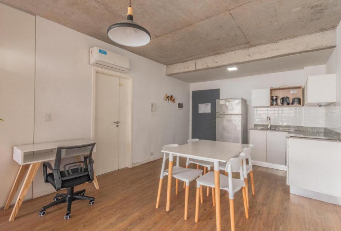 Foto de Moderno ambiente y medio con balcón y amenities en Belgrano, imagen 3
